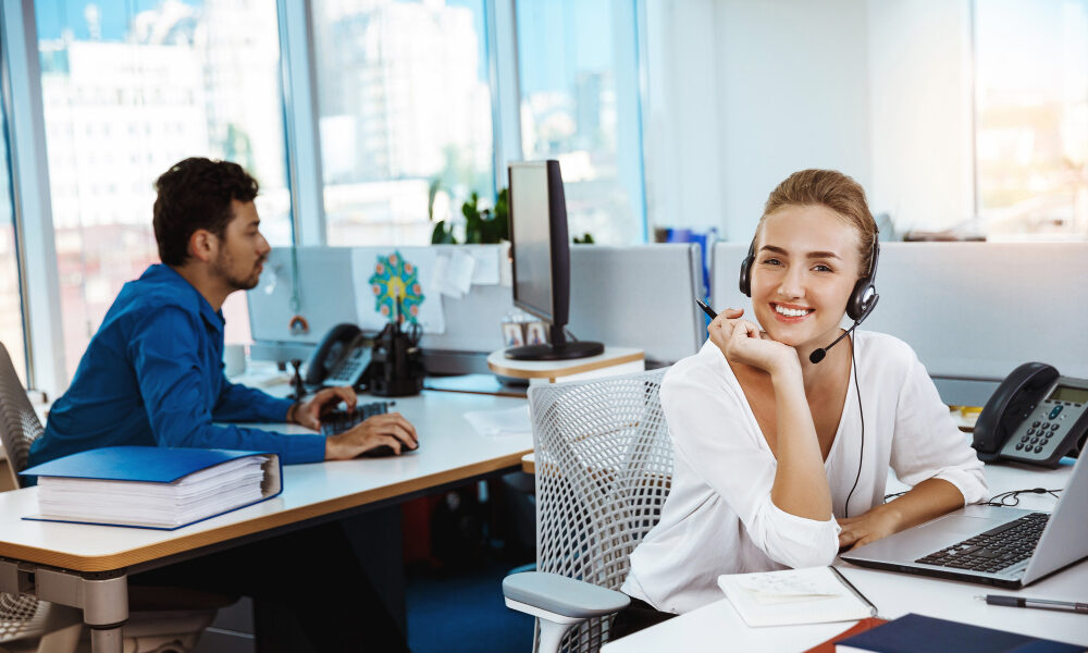 operador-telefono-soporte-femenino-hermoso-joven-hablando-consultoria-sobre-oficina(1)