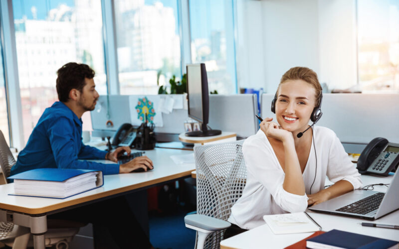 operador-telefono-soporte-femenino-hermoso-joven-hablando-consultoria-sobre-oficina(1)