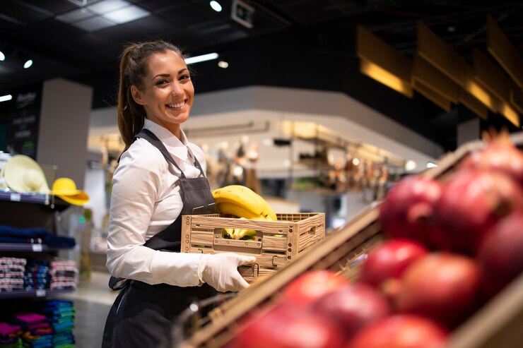 trabajador-supermercado-suministrando-alimentos-al-departamento-frutas_342744-1075